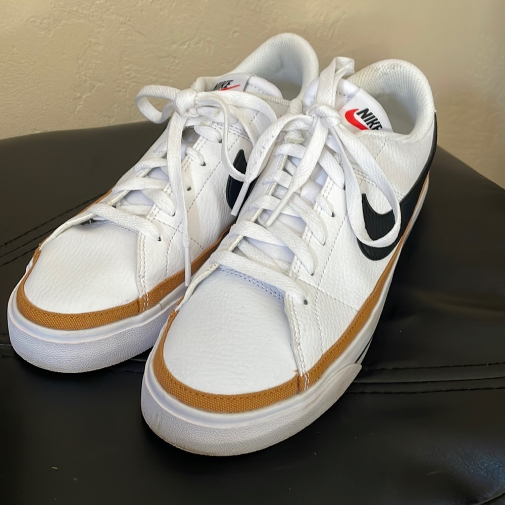Women’s size 7.5 Nike shoes.  Worn once!!
